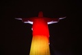 ブラジル・リオデジャネイロ（Rio de Janeiro）にあるコルコバード（Corcovado）の丘に立つ、ドイツの国旗の色に染め上げられた巨大なキリスト像（Christ the Redeemer、2014年7月12日撮影）。(c)AFP/YASUYOSHI CHIBA