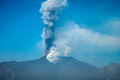 噴煙を上げる伊シチリア島カターニア北部のエトナ山（2021年3月4日撮影、資料写真）。(c)Giovanni ISOLINO / AFP