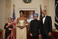 ワシントンD.C.（Washington D.C.）のホワイトハウス（White House）の庭園サウスローン（South Lawn）開かれたでインドのマンモハン・シン（Manmohan Singh）首相のの晩さん会に出席した（右から）バラク・オバマ（Barack Obama）米大統領、マンモハン・シン首相ミシェル（Michelle）米大統領夫人、グルシャラン・カウル（Gursharan Kaur）首相夫人（2009年11月24日撮影）。(c)AFP/Nicholas KAMM