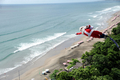 インドネシア・バリ（Bali）島、デンパサール（Denpasar）のクタ（Kuta）ビーチで2日、サンタクロース姿に扮してのバンジージャンプが行われた。写真は飛び降りるサンタ（2011年12月2日撮影）。(c)AFP/SONNY TUMBELAKA