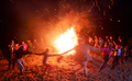 2007年7月7日、ベラルーシBobr村で祝われた「イワン・クパーラの夜（Ivana Kupala Night）」で同国の伝統衣装に身を包み、たき火の周りで踊る人々。(c)AFP/VIKTOR DRACHEV