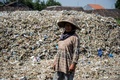 インドネシア・バングンで、ごみを選別する住民（2019年7月22日撮影）。(c)Juni Kriswanto / AFP