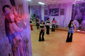 2007年5月22日、北京にあるベリーダンス教室で指導する%%Wen Kexin%%さん（右）。(c)AFP/GOH CHAI HIN