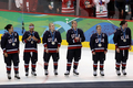 2010年%%バンクーバー冬季五輪%%、アイスホッケー女子決勝、カナダ対米国。試合はカナダが2-0で勝利し、3連覇を達成した。写真はメダル授与式に臨む米国の選手。（2010年2月25日撮影）(c)AFP/Getty Images/Alex Livesey