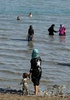 パレスチナ・ヨルダン川西岸地区（West bank）の死海（Dead Sea）の砂浜を訪れる女性たち（2010年9月12日撮影、資料写真）。(c)AFP/ABBAS MOMANI