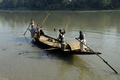 バングラデシュ首都ダッカ（Dhaka）から200キロほど離れたナレイル（Narail）で、100年ほど前から続くカワウソを用いた伝統漁法で魚を取る漁師たち（2014年3月11日撮影）。(c)AFP/Munir uz ZAMAN