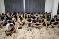 中国人を標的としたオンラインロマンス詐欺を組織的に行った疑いで逮捕された中国人。インドネシア・バタム市の工業団地で（2023年8月29日撮影）。(c)AFP
