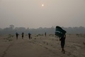 ブラジル北部アマゾナス州ウマイタを流れるマデイラ川の砂州に沿って飲み水を運ぶ人々（2024年9月7日撮影）。(c)MICHAEL DANTAS / AFP
