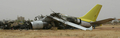 スーダンの首都ハルツーム（Khartoum）の空港で、前夜に着陸時に炎上したスーダン航空（Sudan Airways）の旅客機（2008年6月11日撮影）。(c)AFP/ISAM AL-HAJ
