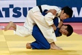 第33回世界柔道選手権、男子60キロ級。準決勝でエルドス・スメトフ（青）と対戦する志々目徹（2015年8月24日撮影）。(c)AFP/VASILY MAXIMOV