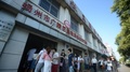 中国・江蘇省揚州市役所前で100組近くのカップルが婚姻届けを提出するために行列（2017年8月28日撮影）。(c)CNS/孟徳龍