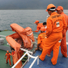 フィリピン中部のシブヤン島（Sibuyan Island）沖で、転覆した大型フェリー「プリンセス・オブ・ザ・スターズ（Princess of the Stars）」に使うオイル・フェンスを準備する沿岸警備隊（2008年6月24日撮影）。(c)AFP/ROMEO GACAD