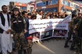 アフガニスタンの東部ホスト州で、パキスタン軍による空爆に抗議するデモ隊（2022年4月16日撮影）。(c)AFP