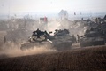 パレスチナ自治区ガザ地区（Gaza Strip）の境界付近に展開するイスラエル軍のメルカバ（Merkava）戦車（2014年7月12日撮影）。(c)AFP/MENAHEM KAHANA