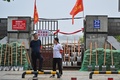 中国・江西省九江で、水位の上がった長江の堤防に置かれた砂袋とシャベル（2020年7月15日撮影）。(c)Hector RETAMAL / AFP