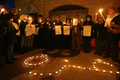 パレスチナ自治区ヨルダン川西岸（West Bank）のナブルス（Nablus）で、ロウソクを灯してイスラエルの攻撃が続くガザ地区（Gaza Strip）の市民らへの連帯を示すパレスチナ人ら（2009年1月11日撮影）。(c)AFP/JAAFAR ASHTIYEH