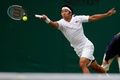 テニス、ウィンブルドン選手権、男子シングルス1回戦。リターンを打つ内山靖崇（2021年6月30日撮影）。(c)Adrian DENNIS / AFP