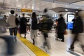 東京駅の新幹線乗り換え口改札に向かう人（2022年12月29日撮影）。(c)Richard A. Brooks / AFP