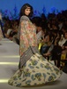 パキスタンの都市カラチで開催されたファッション・パキスタン・ウィークで発表されたZara Shahjahanの新作コレクション（2015年4月3日撮影）。(c)AFP/Rizwan TABASSUM
