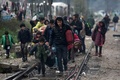 ギリシャ北部イドメニ付近の対マケドニア国境で、線路上を歩く人たち（2016年3月9日撮影）。(c)AFP/SAKIS MITROLIDIS