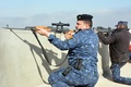 イラク・モスル南部の建物の屋上で銃を構えるイラク兵（2017年1月13日撮影）。(c)AFP/Mahmoud AL-SAMARRAI