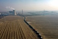 中国北東部・遼寧省の瀋陽にある廃棄物発電所と列をつくるごみ収集車（2020年12月22日撮影）。(c)STR / AFP