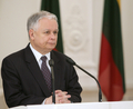 リトアニアの首都ビリニュス（Vilnius）で会見するポーランドのレフ・カチンスキ（Lech Kaczynski）大統領（2010年4月8日撮影）。(c)AFP/PETRAS MALUKAS