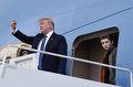 ドナルド・トランプ前米大統領（左）と三男のバロンさん（2020年1月17日撮影）。(c)Nicholas Kamm / AFP