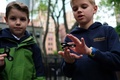 米ニューヨークの公園で、ハンドスピナーで遊ぶ子ども（2017年5月23日撮影）。(c)AFP/Jewel SAMAD