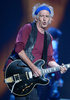 英ロックバンド、ザ・ローリング・ストーンズ（The Rolling Stones）の「50 and Counting」北米ツアーが3日、カリフォルニア（California）州ロサンゼルス（Los Angeles）のステイプルズ・センター（Staples Center）でスタートした。写真は、パフォーマンスを披露するキース・リチャーズ（Keith Richards、2013年5月3日撮影）。(c)AFP/JOE KLAMAR