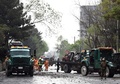 アフガニスタンの首都カブールで、外国軍部隊の車列を狙った爆発が起きた現場を調べる治安要員ら（2017年5月3日撮影）。(c)AFP/WAKIL KOHSAR