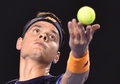 全豪オープンテニス、男子シングルス準々決勝。サーブトスを上げるミロス・ラオニッチ（2016年1月27日撮影）。(c)AFP/PETER PARKS