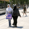 フランス・マルセイユ（Marseille）で撮影された、イスラム教徒の女性（2009年6月22日撮影）。(c)AFP/MICHEL GANGNE