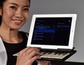 都内で、音楽キーボード（鍵盤）に変身するiPadケース「C.24」を披露するモデル（2014年12月16日撮影）。(c)AFP/Yoshikazu TSUNO