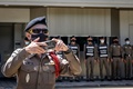 タイの首都バンコクの日本大使館前で王室派の抗議デモを撮影する警察（2020年8月25日撮影）。(c)Mladen ANTONOV / AFP
