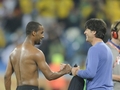 2010年サッカーW杯南アフリカ大会（%%2010 World Cup%%）1次リーグD組、ドイツ対オーストラリア。試合はドイツが4-0で快勝した。写真は試合を終え、カカウ（%%Cacau%%）と握手を交わすドイツのヨアヒム・レーブ（%%Joachim Loew%%）監督（右）。（2010年6月13日）(c)AFP/JOHN MACDOUGALL