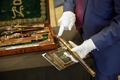 ナポレオン・ボナパルトが所有していた拳銃。仏パリで行われたオークションの内覧会で（2024年6月18日撮影）。(c)Geoffroy VAN DER HASSELT / AFP
