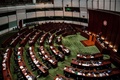 香港立法会（議会）で、中国国歌への侮辱行為に罰則を科す国歌条例案の採択に臨む議員ら（2020年6月4日撮影）。(c)ISAAC LAWRENCE / AFP