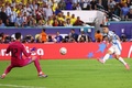 サッカーコパ・アメリカ決勝、アルゼンチン対コロンビア。先制点を決めるアルゼンチンのラウタロ・マルティネス（右、2024年7月14日撮影）。(c)Maddie Meyer/Getty Images/AFP