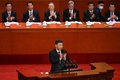 中国・北京の人民大会堂で開かれた中国共産党の第20回党大会で拍手する習近平総書記（国家主席、2022年10月16日撮影）。(c)Noel CELIS / AFP