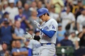 24MLB、ミルウォーキー・ブルワーズ対ロサンゼルス・ドジャース。5回に2点本塁打を放ち喜ぶロサンゼルス・ドジャースの大谷翔平（2024年8月12日撮影）。(c)Stacy Revere/Getty Images/AFP