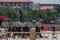 中国・北京の天安門広場を行進する人民武装警察（2020年6月4日撮影）。(c)NICOLAS ASFOURI / AFP