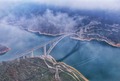 広西チワン族自治区の天峨竜灘特大橋（小型無人機から、2024年1月31日撮影）。(c)Xinhua News