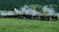 米ペンシルベニア（Pennsylvania）州のゲティスバーグ（Gettysburg）で28日、南北戦争（1861～65年）の「ゲティスバーグの戦い（The Battle of Gettysburg）」が再現された。

3日間にわたって行われる記念イベントには、当時の兵士らをたたえて約1万人が参加。激しい「戦い」を繰り広げる。

写真は「北軍の兵士」たち（2013年6月28日撮影）。(c)AFP/Karen BLEIER