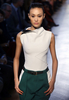フランス・パリ市内で発表された「ローラン ムレ（Roland Mouret）」13年春夏コレクション（2012年9月28日撮影）。(c)AFP/FRANCOIS GUILLOT