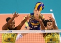 女子バレーボール・ワールドグランプリ（FIVB World Grand Prix 2014）決勝ラウンド最終日、日本対ブラジル。ブロックを試みるブラジルのファビアナ・クラウジノ（Fabiana Claudino）とフェルナンダ・ロドリゲス（Fernanda Rodrigues、2014年8月24日撮影）。(c)AFP/KAZUHIRO NOGI