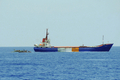 支援物資を積んだ「レイチェル・コリー（MV Rachel Corrie）に接近するイスラエル海軍の船艇（2010年5月5日撮影、イスラエル国防軍提供）。(c)AFP/IDF