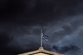 ギリシャの国旗（2015年4月7日撮影、資料写真）。(c)ARIS MESSINIS / AFP
