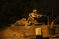 トルコ軍のクーデターに対する抗議運動が行われている同国の首都アンカラを走行する戦車（2016年7月16日撮影）。(c)AFP/ADEM ALTAN