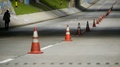 南米コロンビアのアンティオキア（Antioquia）県メデジン（Medellin）市で行われた「車のない日（Day Without Cars）」のキャンペーンで空っぽになった道路を歩く男性（2014年4月22日撮影）。(c)AFP/Raul ARBOLEDA